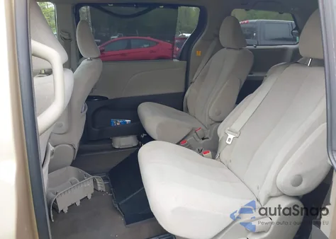 2013 Toyota Sienna Le V6 8 Passenger z USA, uszkodzony, nr VIN 5TDKK3DC2DS303647